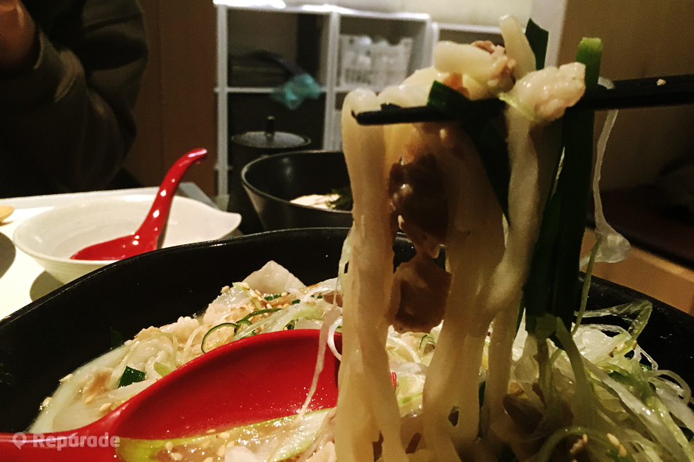 ねぎ にら ごま 黒豚白湯うどんの麺