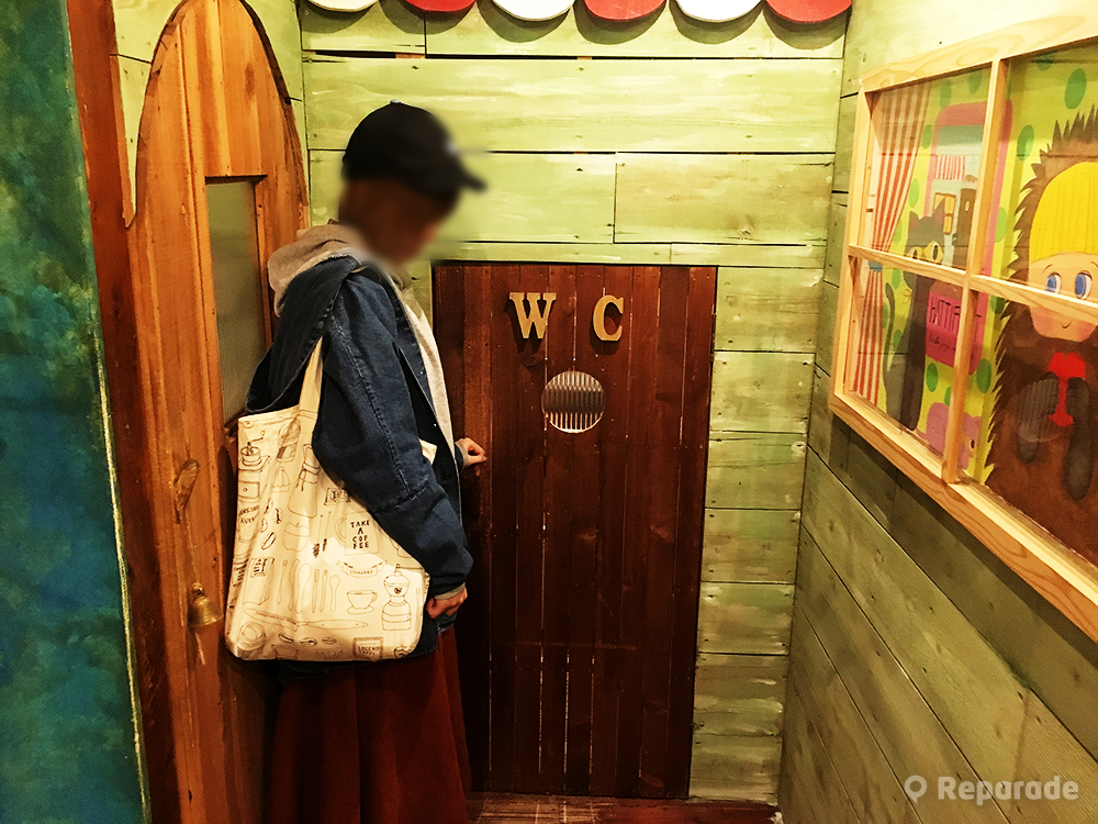 入り口の小さいトイレ