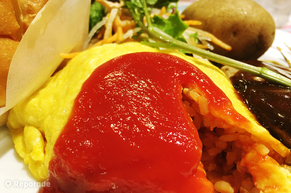 KUKUチキンライスのオムライスと100％ビーフハンバーグ
